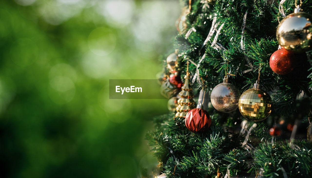 Christmas tree and gift box on green bokeh blur background. new year concept.