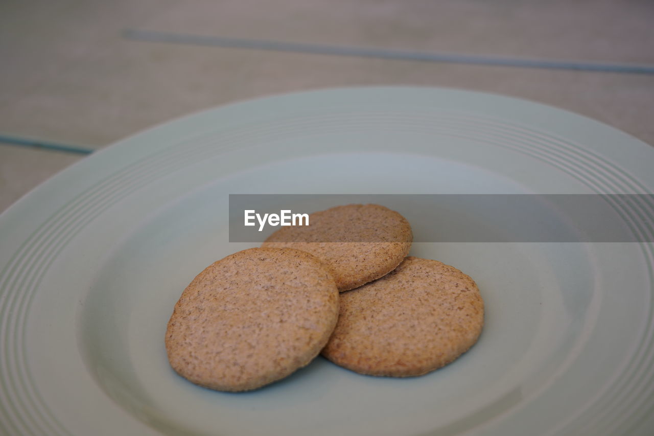 CLOSE-UP OF COOKIES IN PLATE