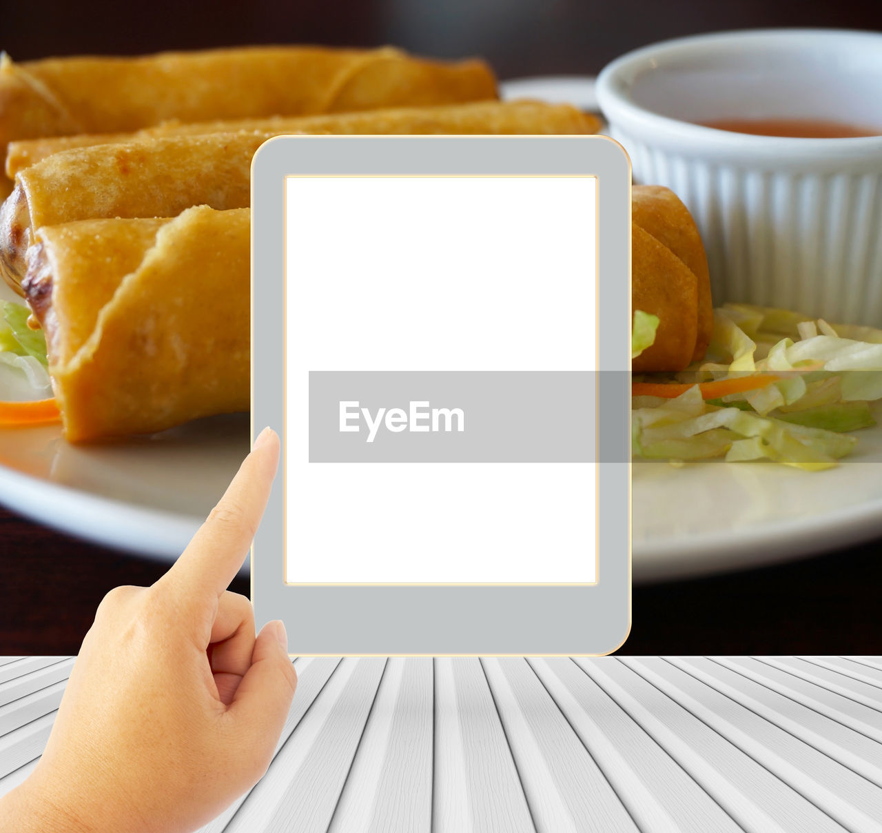 CLOSE-UP OF HAND HOLDING COFFEE CUP AND TABLE