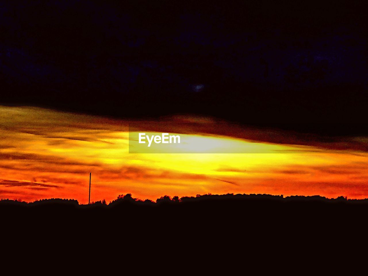 SCENIC VIEW OF DRAMATIC SKY OVER SILHOUETTE LANDSCAPE