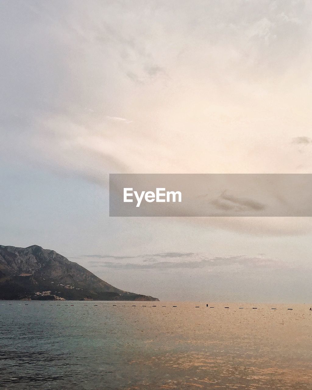 SCENIC VIEW OF SEA AND MOUNTAINS AGAINST SKY