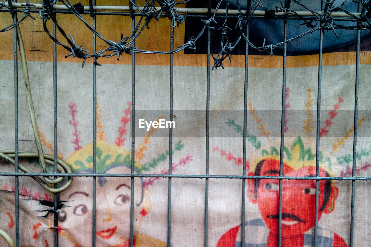 FULL FRAME SHOT OF COLORFUL CHAINLINK FENCE