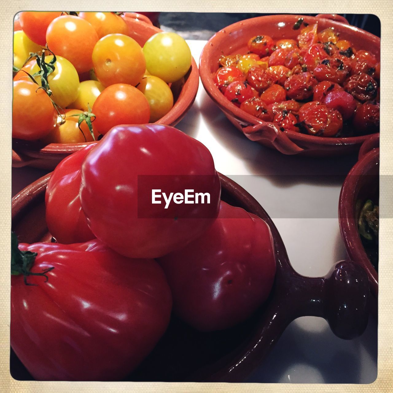 CLOSE-UP OF TOMATOES