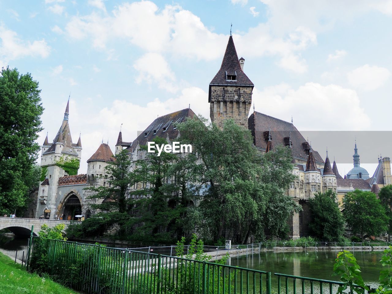 PANORAMIC VIEW OF HISTORIC BUILDING AGAINST SKY