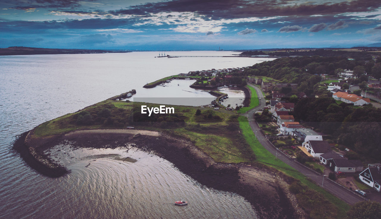 HIGH ANGLE VIEW OF SEA AGAINST SKY