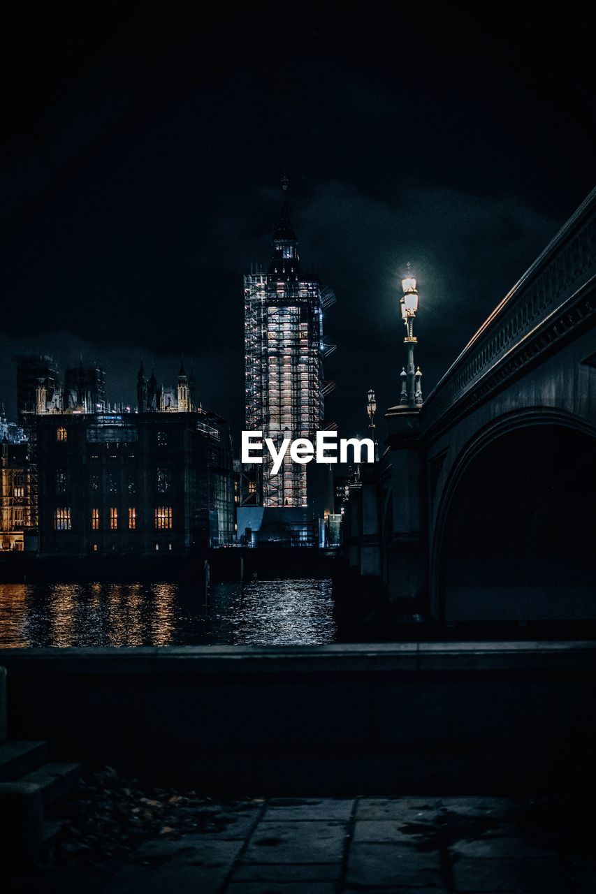 Illuminated queen elisabeth tower and big ben against sky at night from westminster bridge