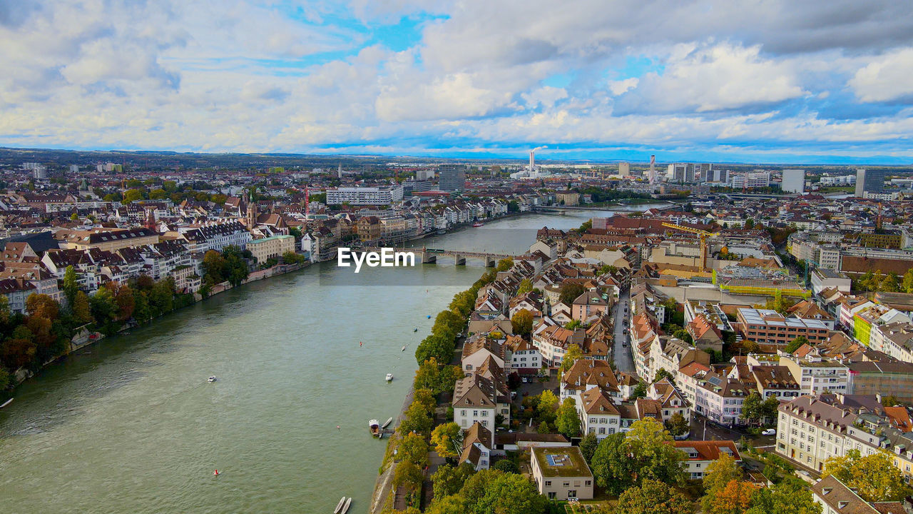 HIGH ANGLE VIEW OF RIVER AMIDST BUILDINGS IN CITY