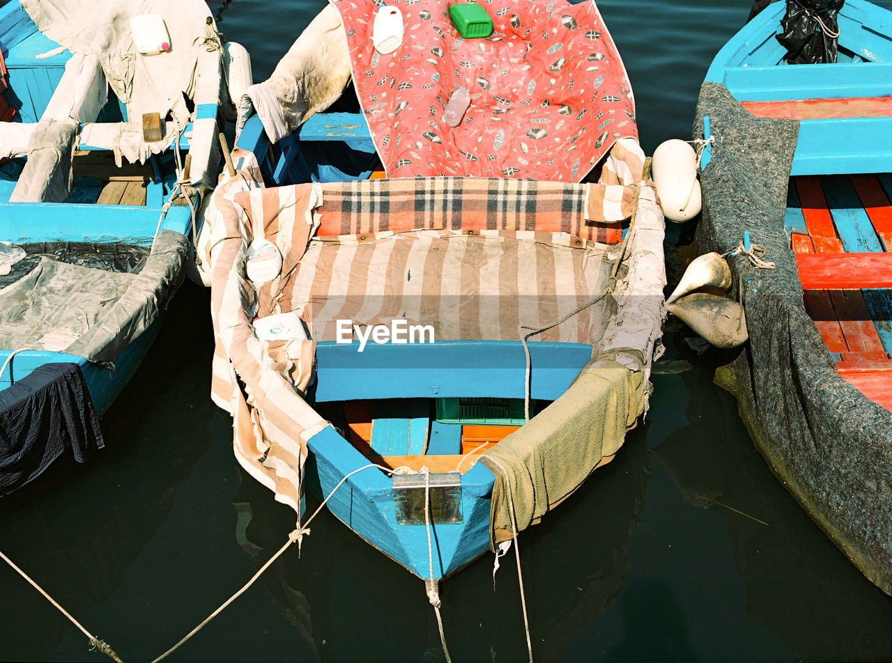 HIGH ANGLE VIEW OF BOAT MOORED ON SHORE