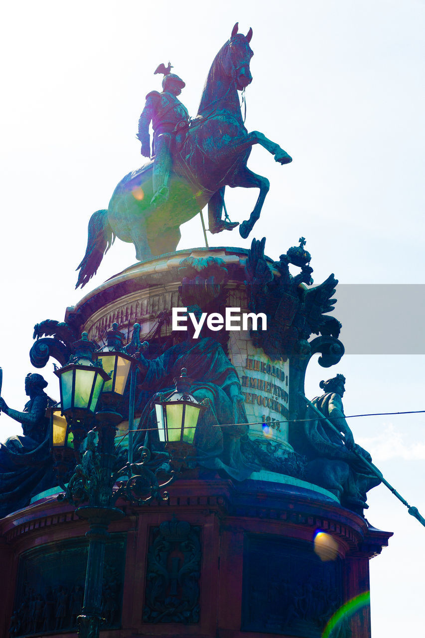 LOW ANGLE VIEW OF STATUE OF BUILDING