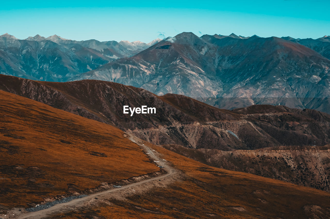 A road leading to the mountains