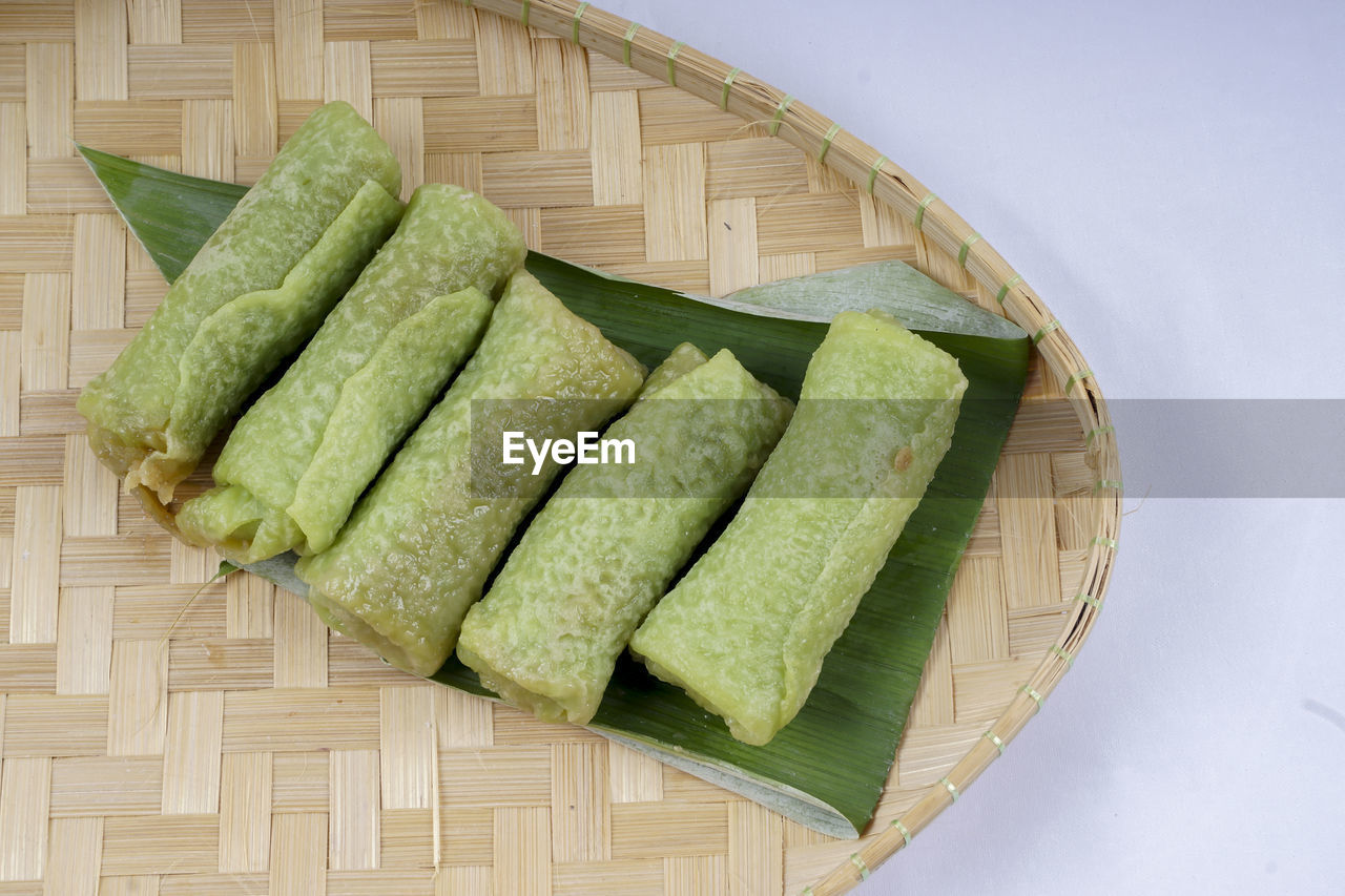 HIGH ANGLE VIEW OF FRUITS IN PLATE