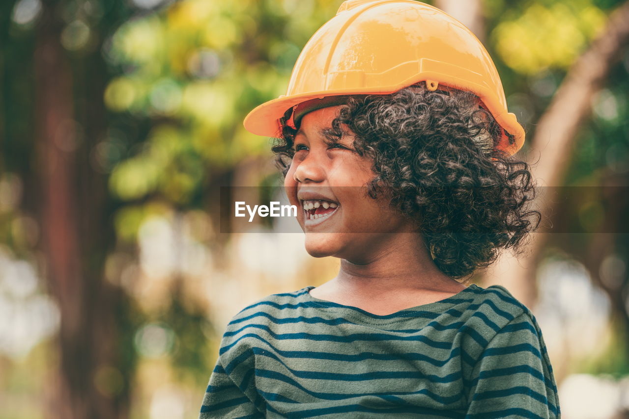 PORTRAIT OF SMILING BOY LOOKING AT CAMERA