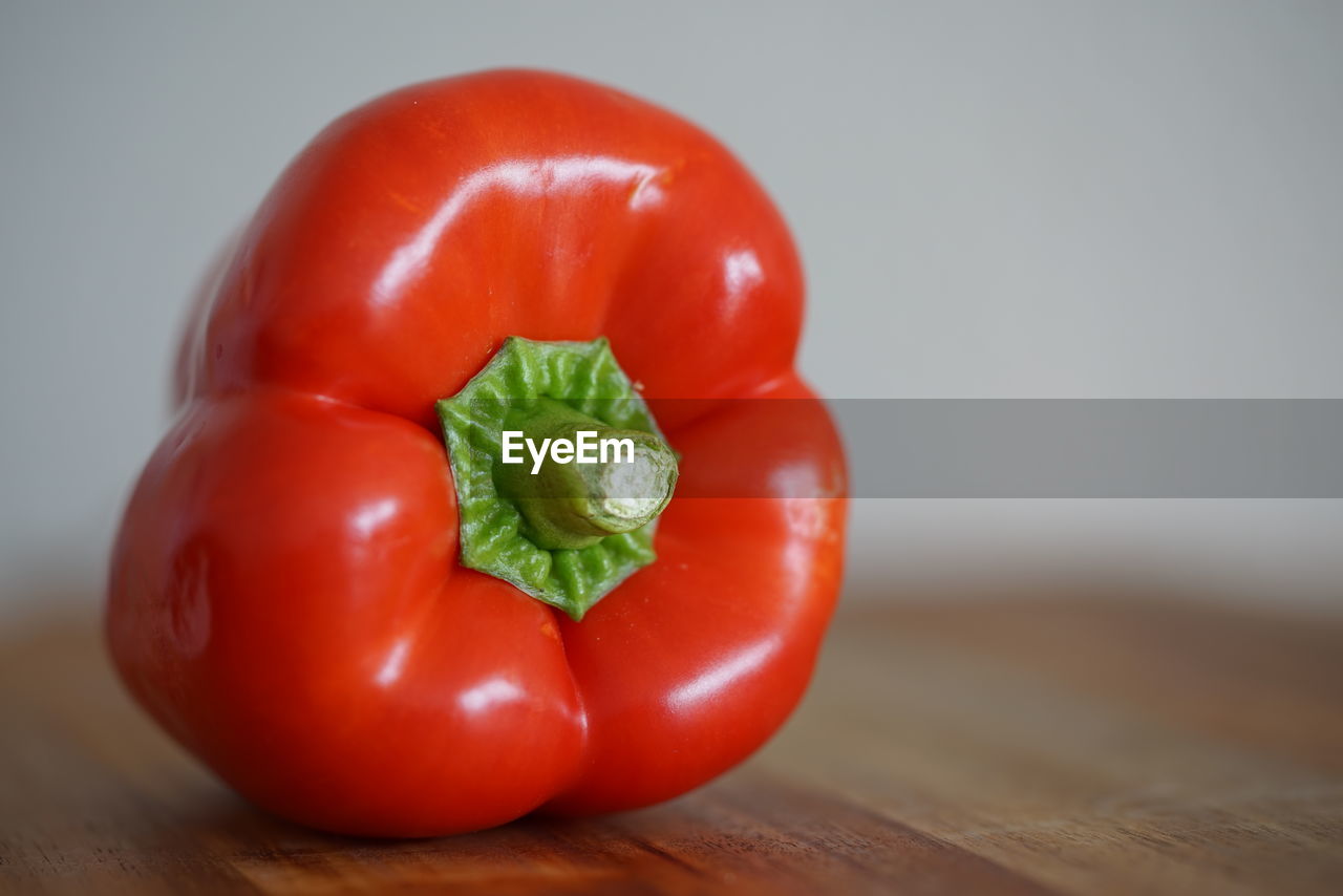 CLOSE-UP OF TOMATOES ON TABLE