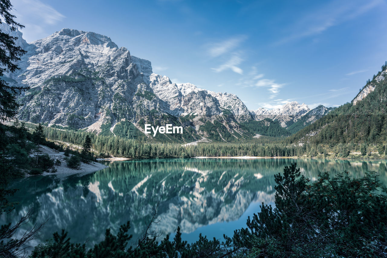 SCENIC VIEW OF LAKE BY SNOWCAPPED MOUNTAINS AGAINST SKY