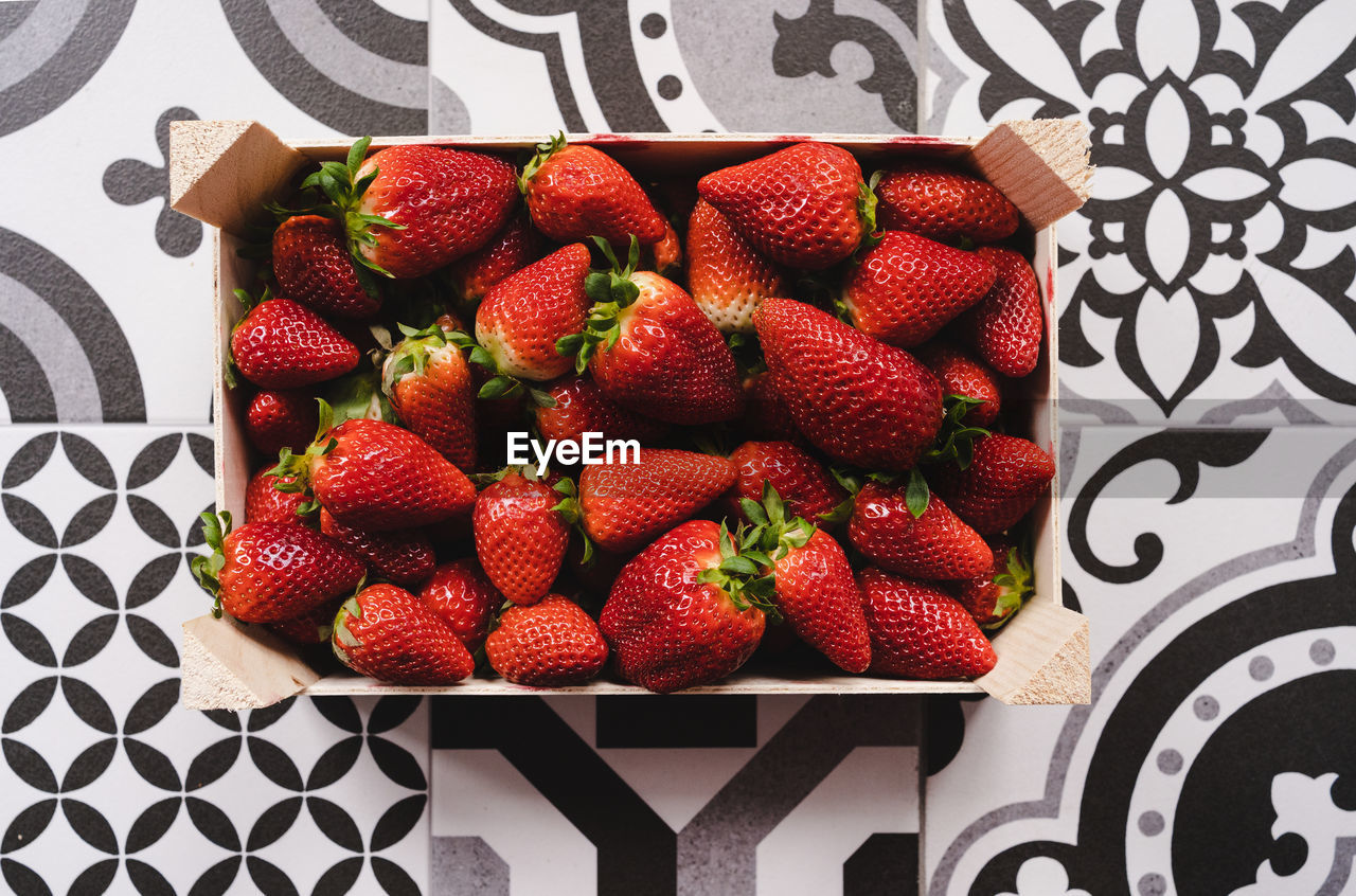 HIGH ANGLE VIEW OF RASPBERRIES ON TABLE