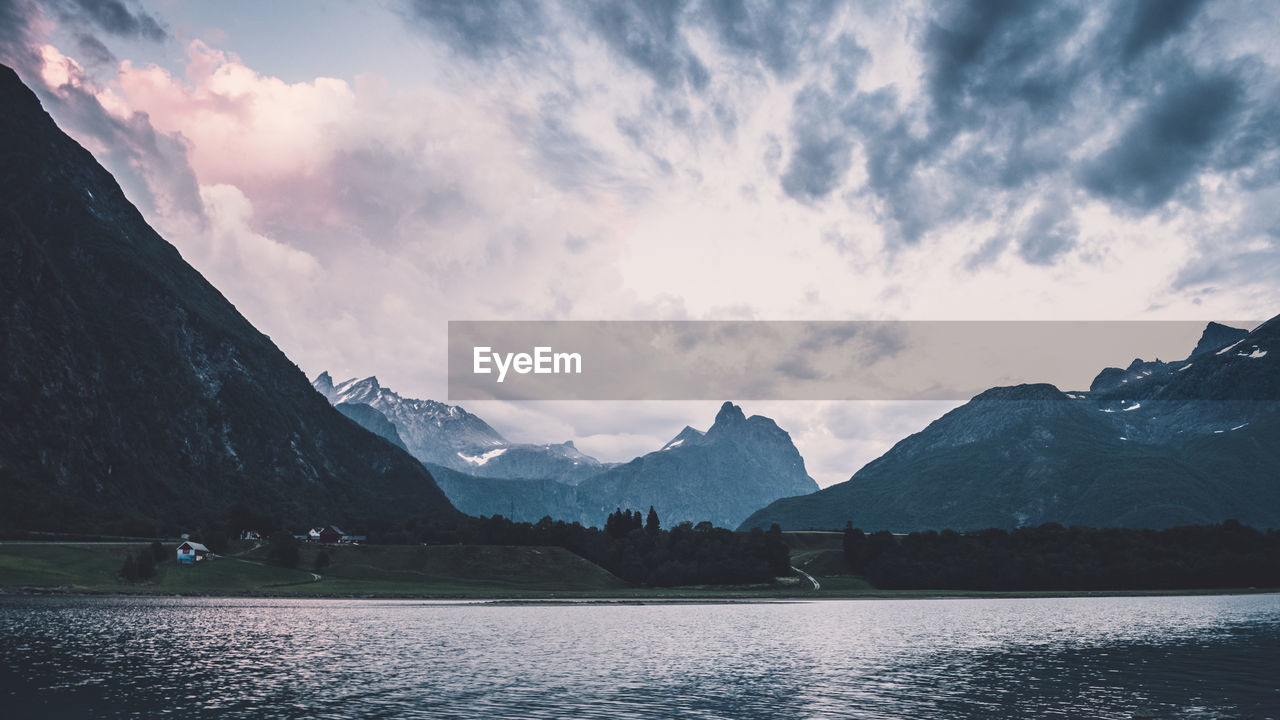 LAKE BY MOUNTAINS AGAINST SKY