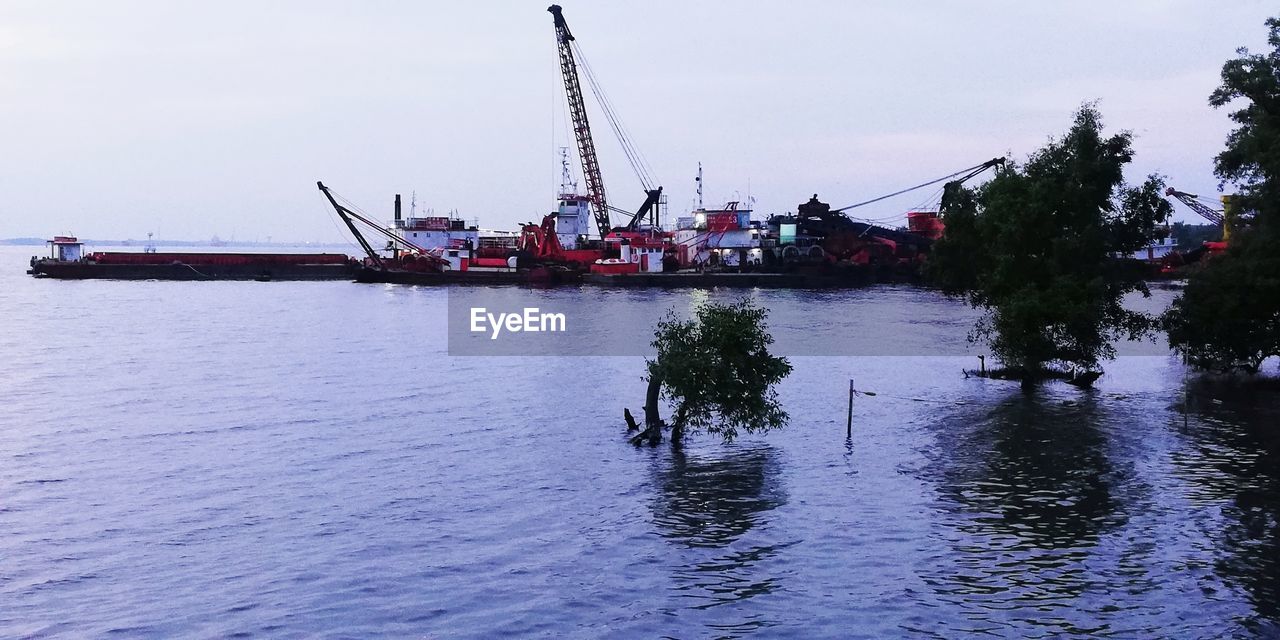 CRANES AT COMMERCIAL DOCK