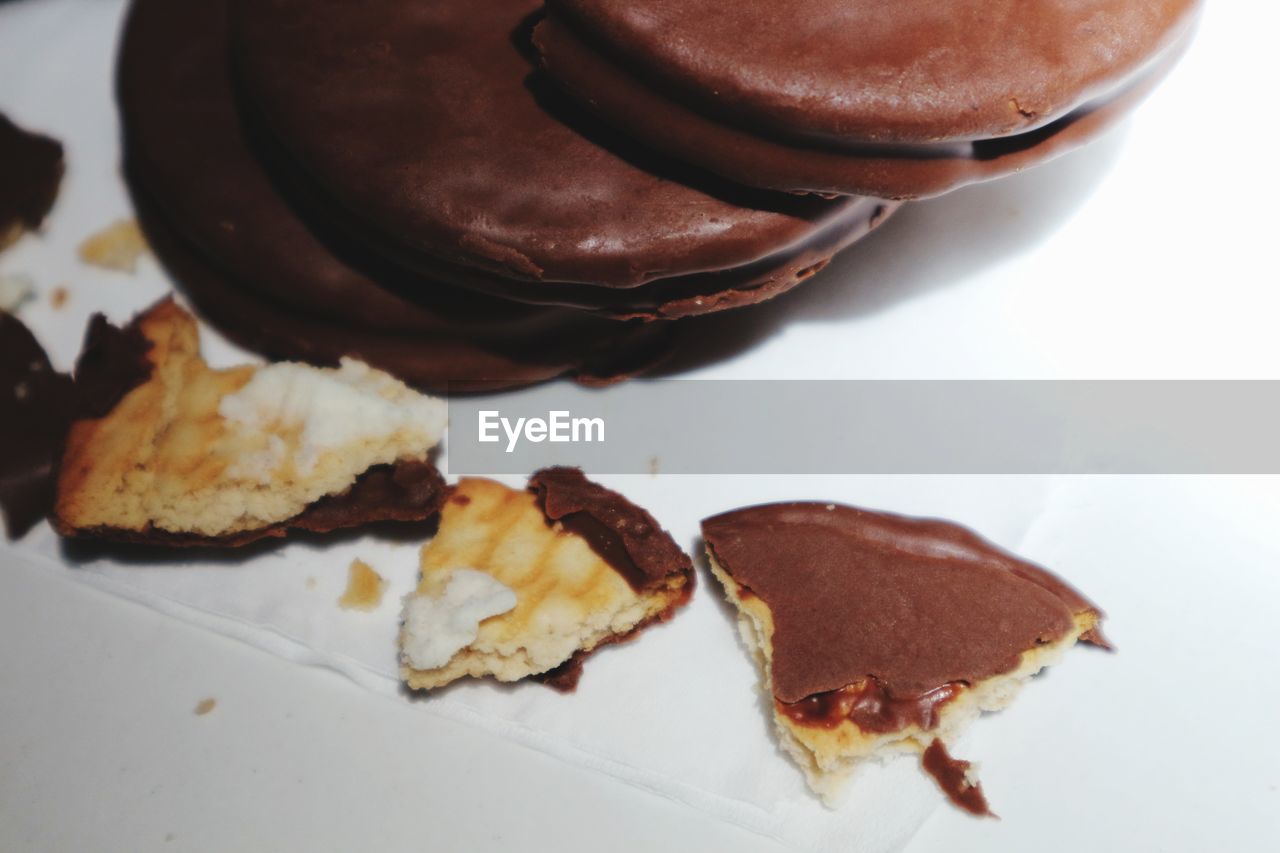 HIGH ANGLE VIEW OF CHOCOLATE CAKE ON PLATE