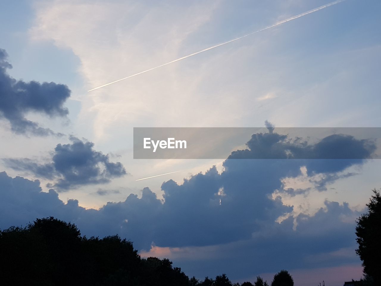 LOW ANGLE VIEW OF VAPOR TRAIL IN SKY