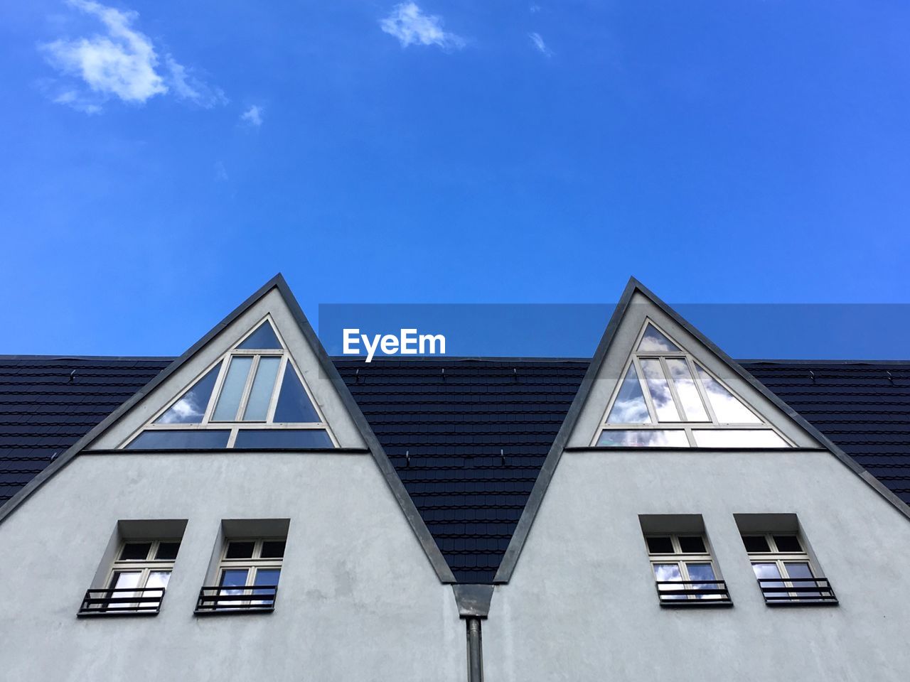 LOW ANGLE VIEW OF HOUSE AGAINST SKY