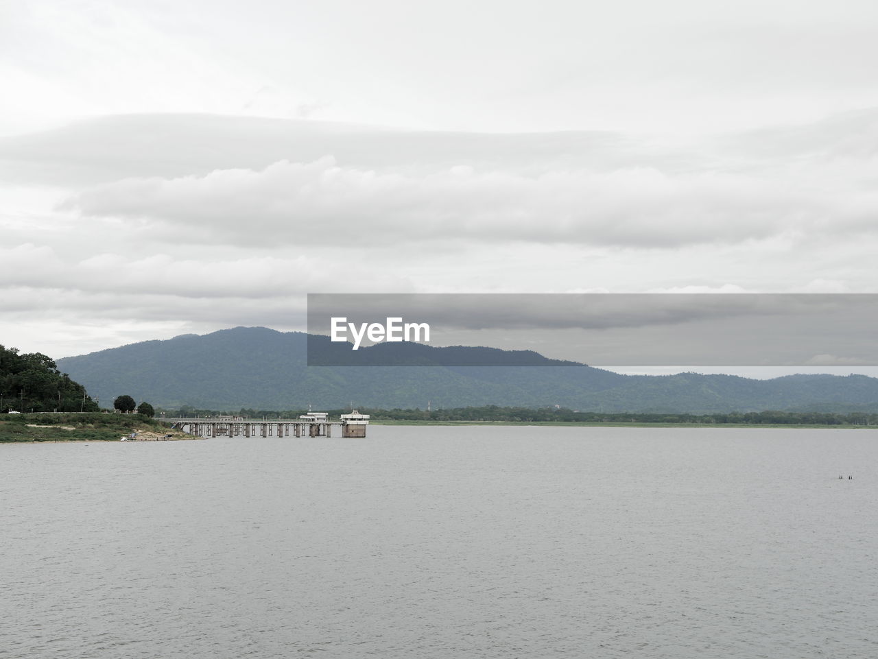 SCENIC VIEW OF LAKE AND MOUNTAIN AGAINST SKY