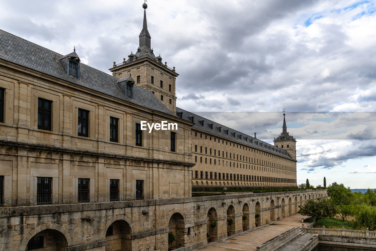 VIEW OF HISTORICAL BUILDING AGAINST SKY