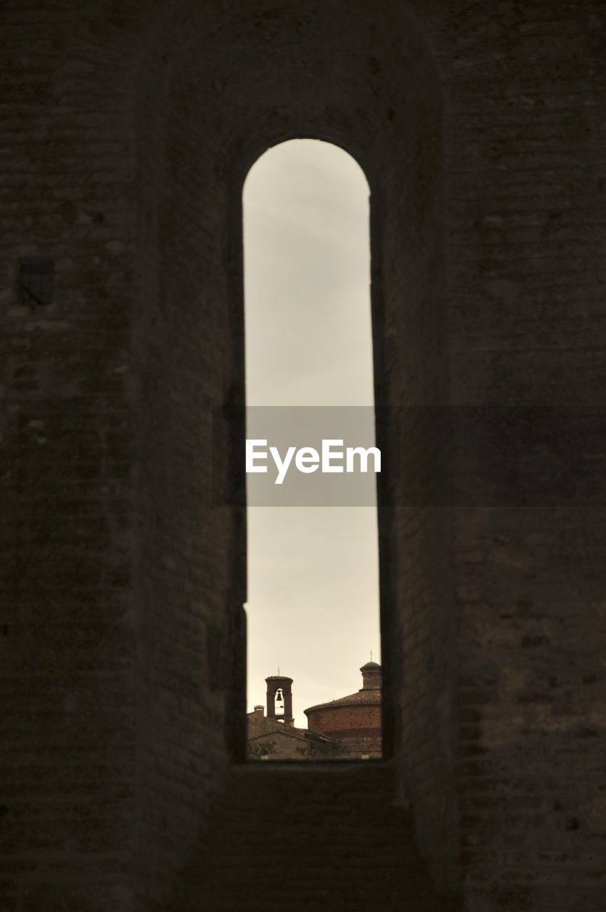 LOW ANGLE VIEW OF ARCH WINDOW IN SKY