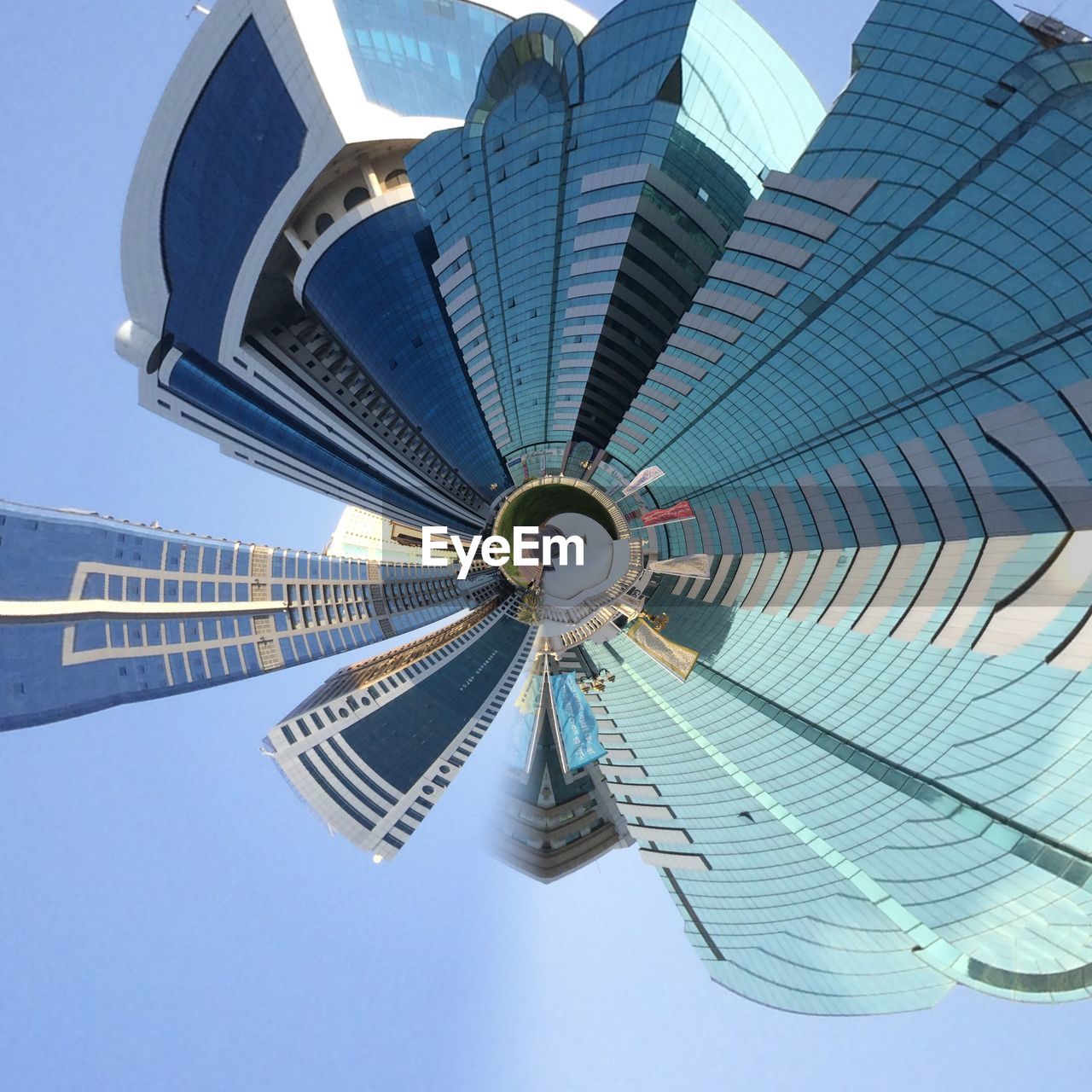 LOW ANGLE VIEW OF MODERN BUILDING AGAINST SKY