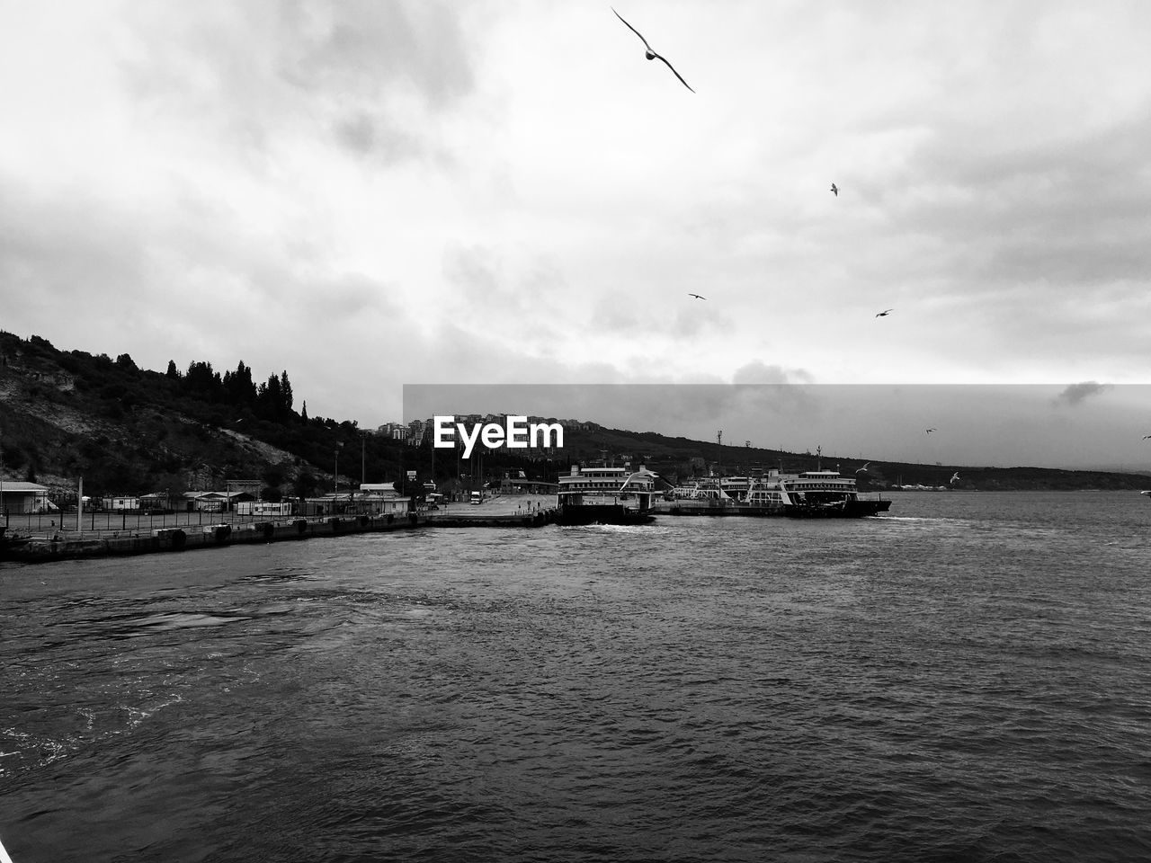 SCENIC VIEW OF SEA AGAINST SKY IN CITY