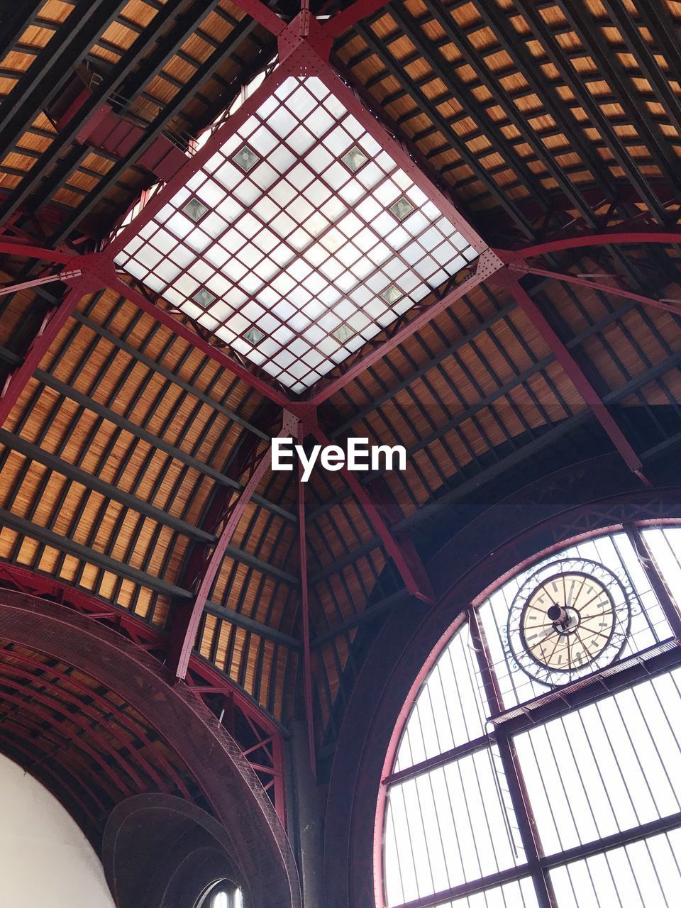 LOW ANGLE VIEW OF CEILING OF BUILDING IN THE DARK