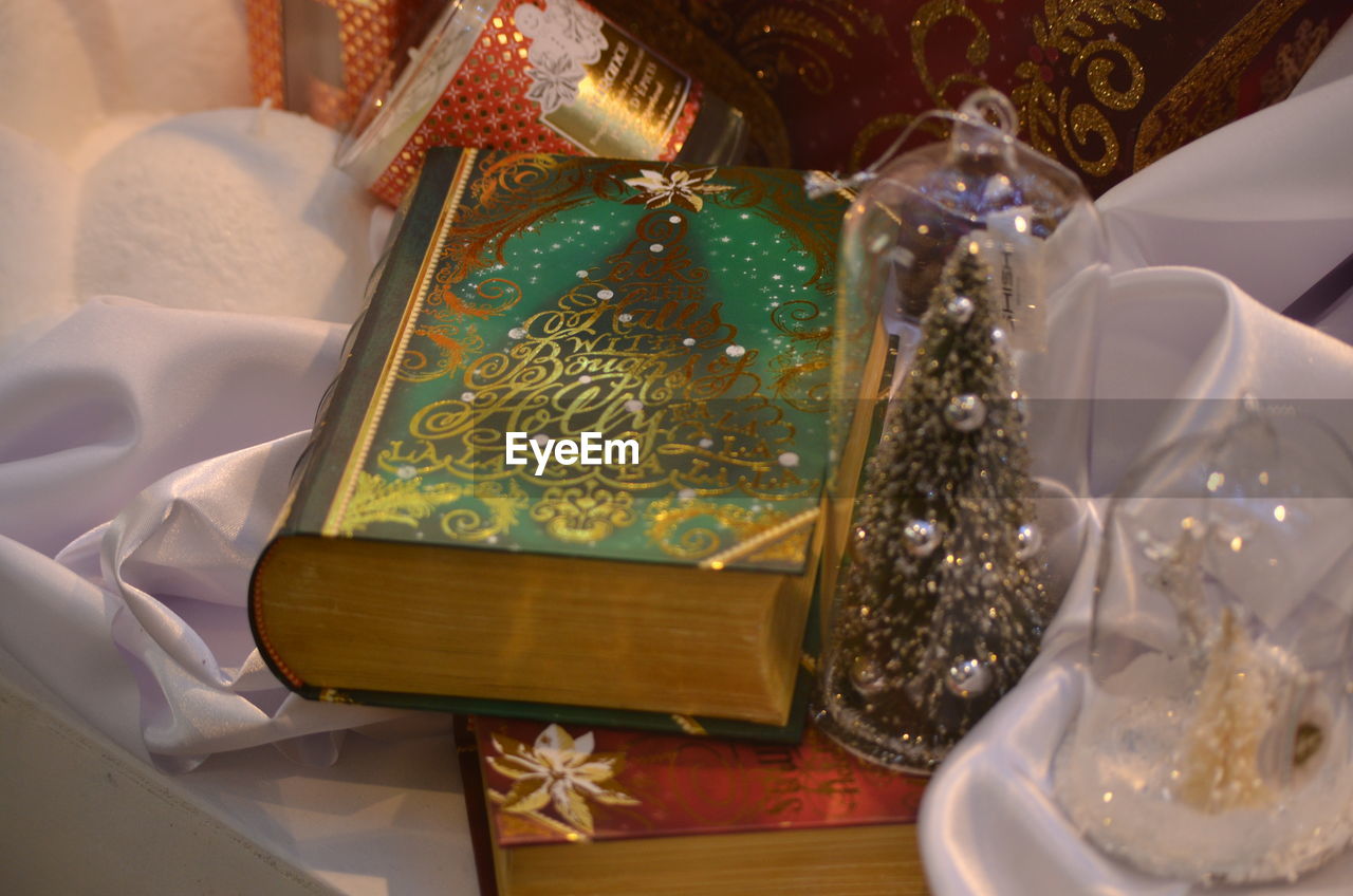 CLOSE-UP OF CHRISTMAS DECORATIONS