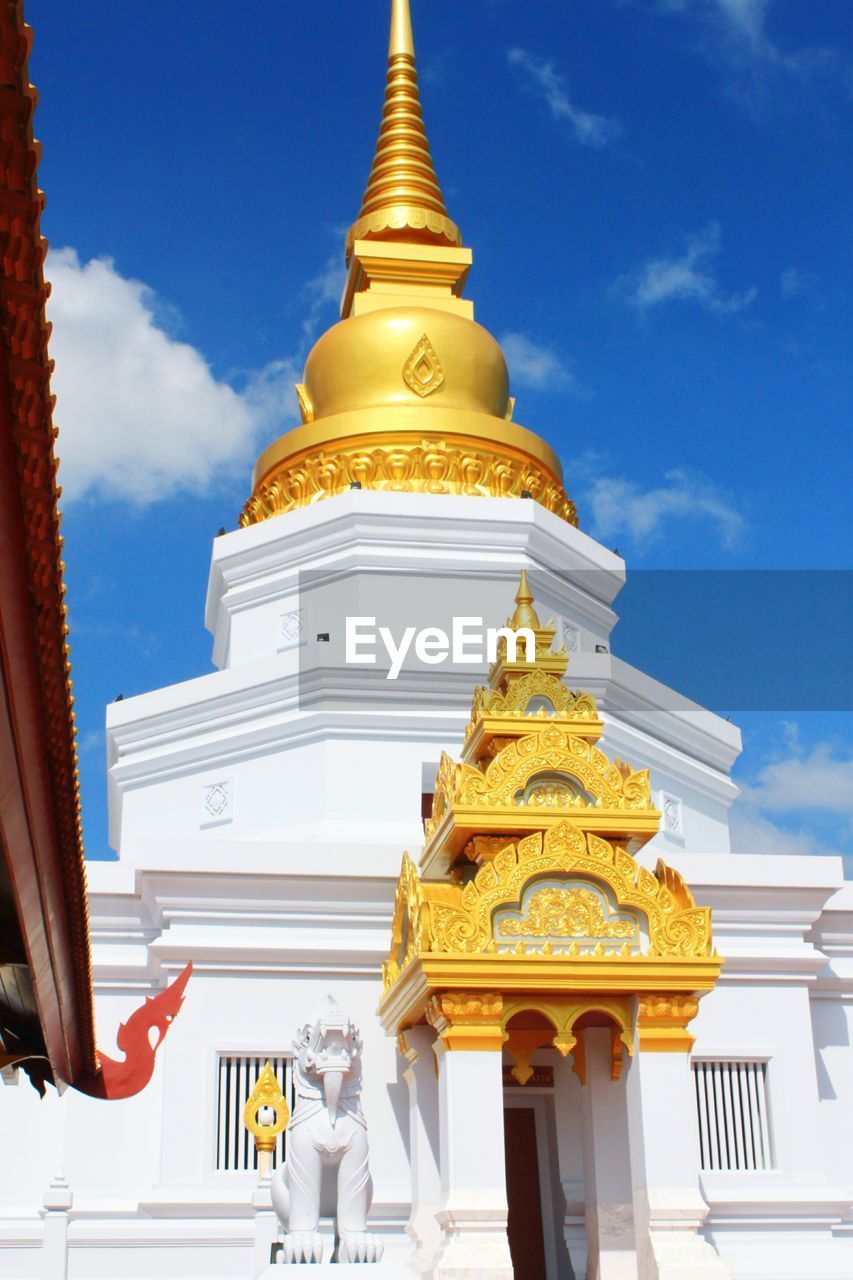 LOW ANGLE VIEW OF STATUE AGAINST TEMPLE