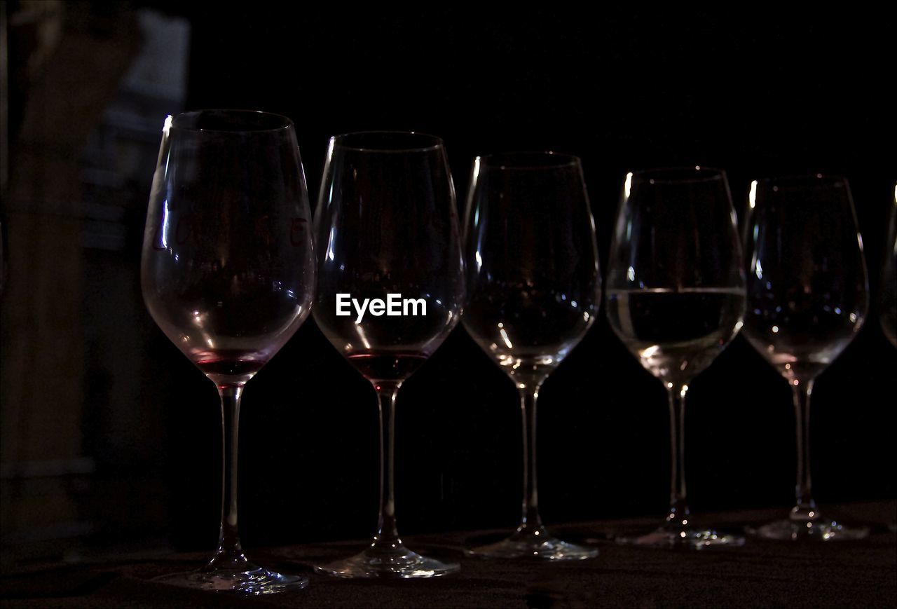 CLOSE-UP OF GLASS OF WINE