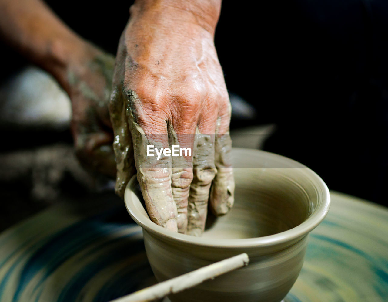 CLOSE-UP OF PERSON HAND HOLDING ICE CREAM