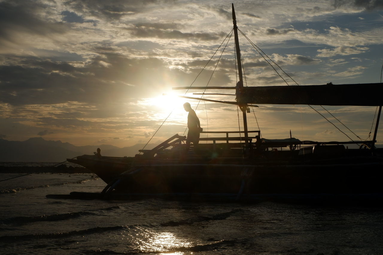 SILHOUETTE SAILBOATS IN SEA AGAINST SKY DURING SUNSET