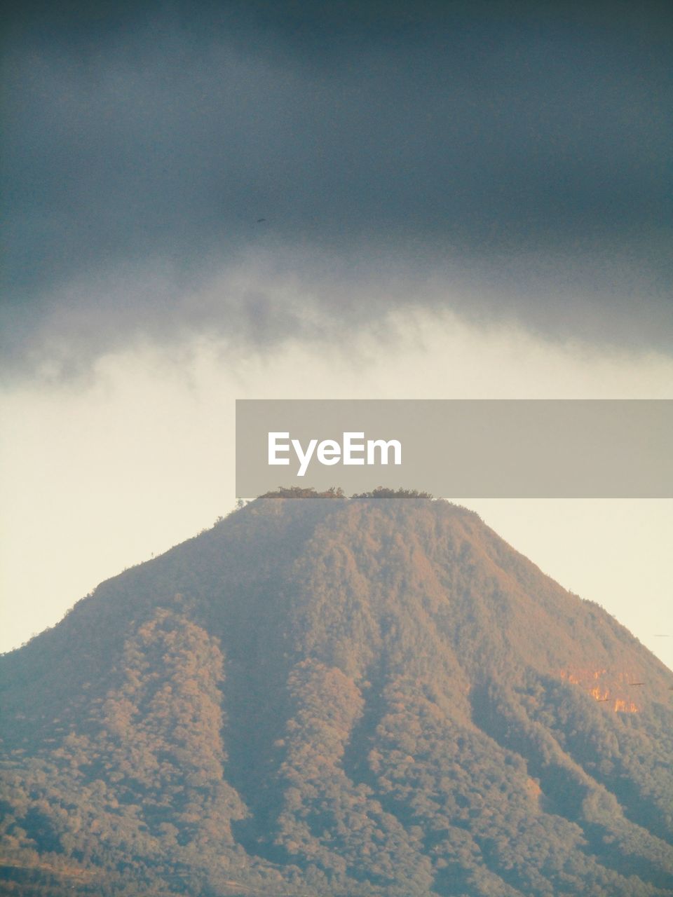 SCENIC VIEW OF VOLCANIC MOUNTAIN AGAINST SKY