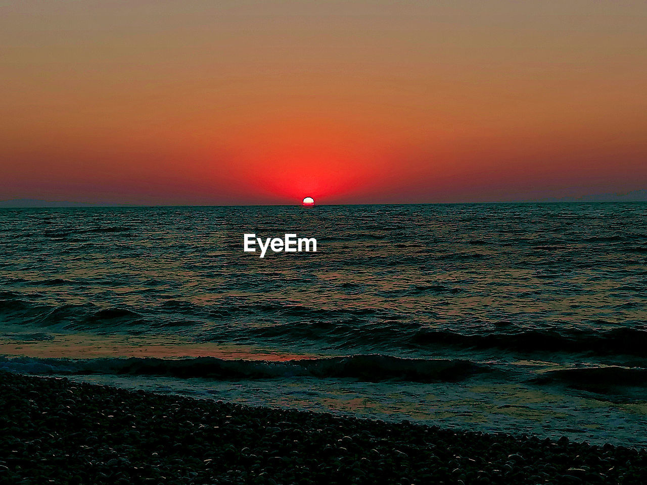 SCENIC VIEW OF SEA AGAINST SUNSET SKY