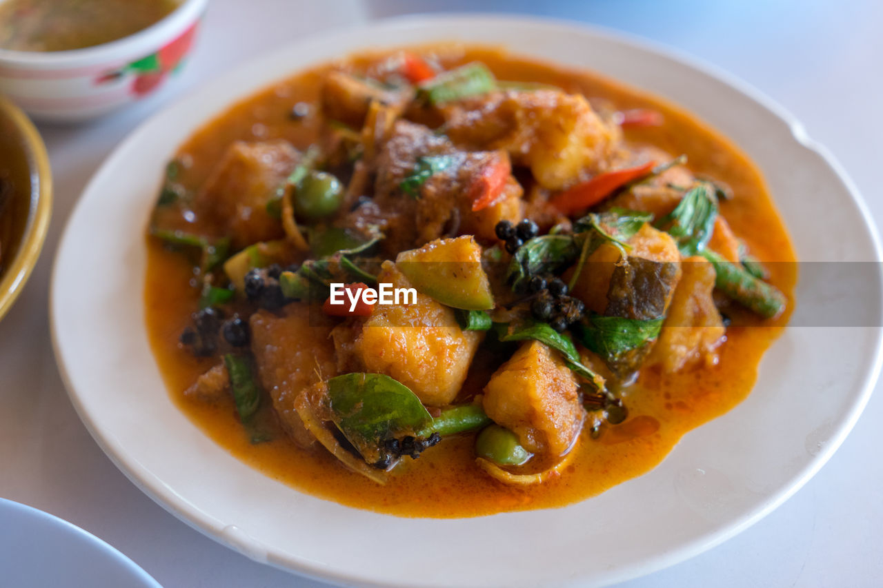 HIGH ANGLE VIEW OF SOUP IN BOWL