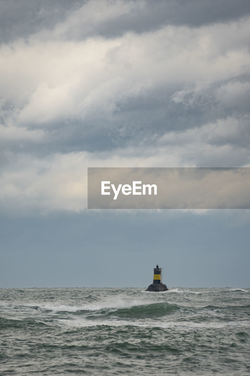 SHIP SAILING IN SEA AGAINST SKY