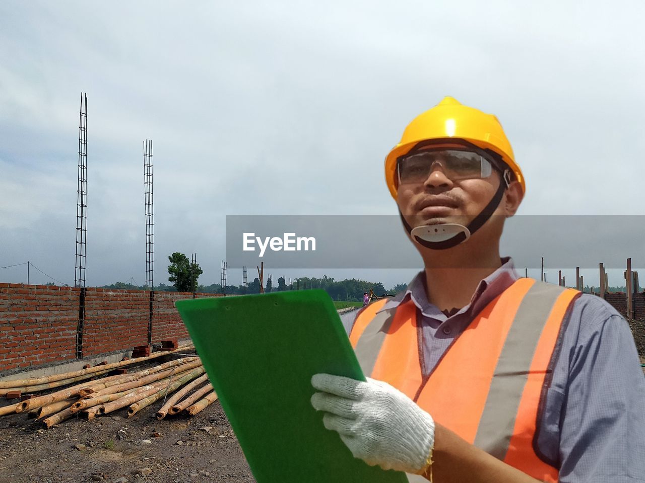 MAN WORKING AT CONSTRUCTION SITE