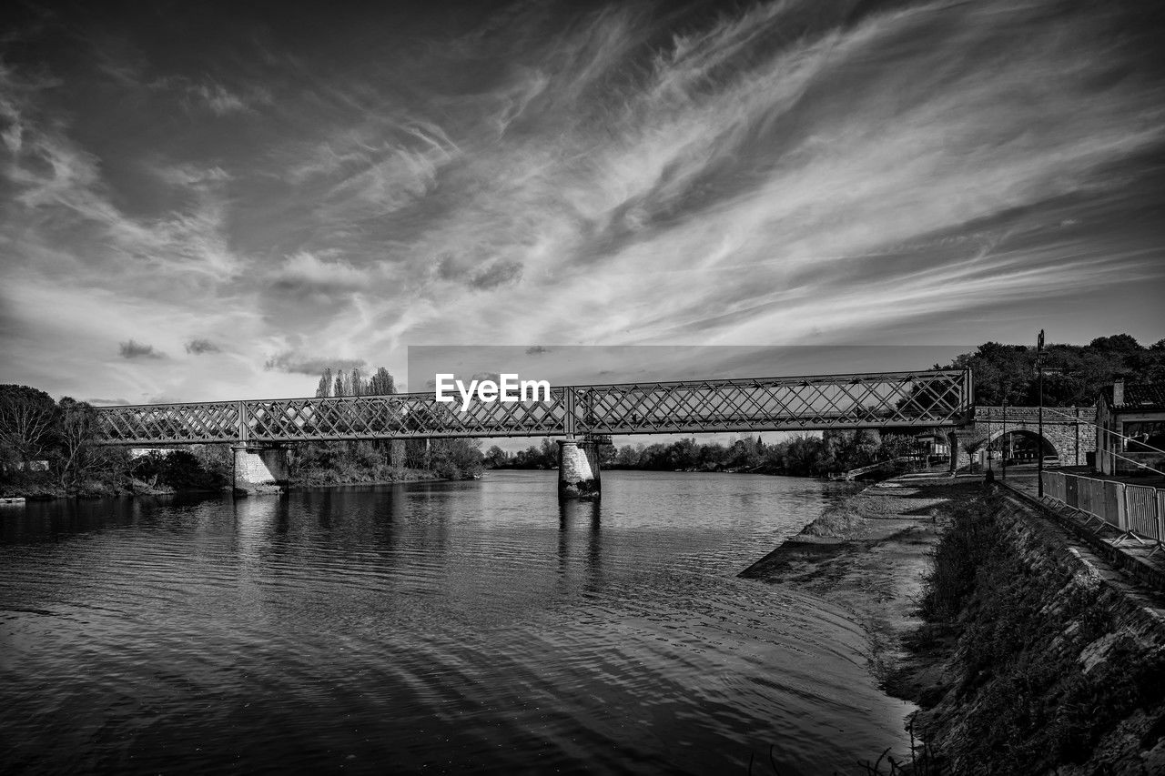 architecture, built structure, water, bridge, sky, darkness, reflection, black and white, monochrome, cloud, nature, monochrome photography, city, travel destinations, building exterior, river, dusk, transportation, cityscape, night, light, travel, outdoors, black, evening, horizon, no people, tourism, building