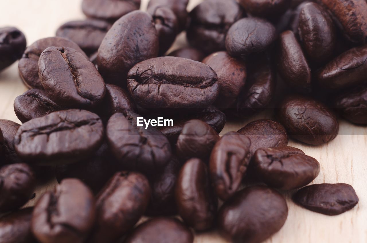 CLOSE-UP OF ROASTED COFFEE BEANS IN GLASS