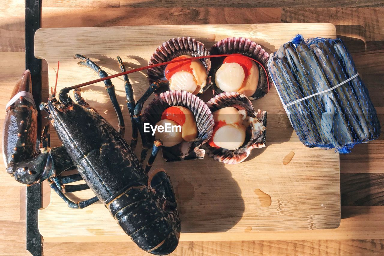 HIGH ANGLE VIEW OF EGGS ON TABLE