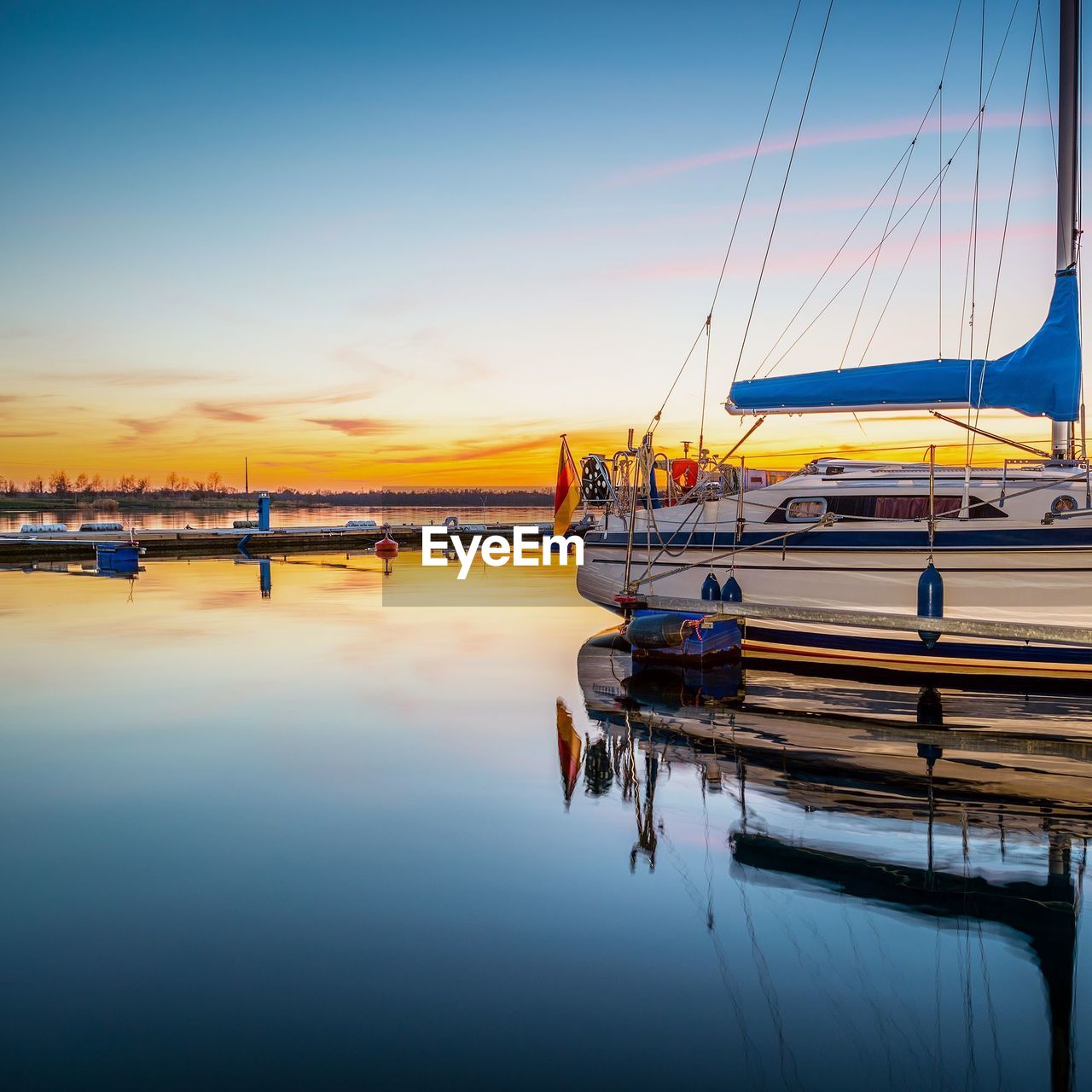 BOATS IN SEA AT SUNSET