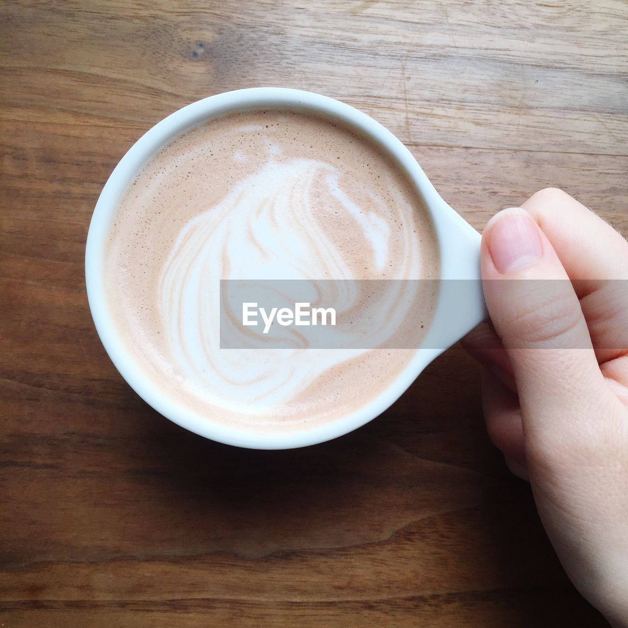 CLOSE-UP OF CAPPUCCINO COFFEE ON TABLE