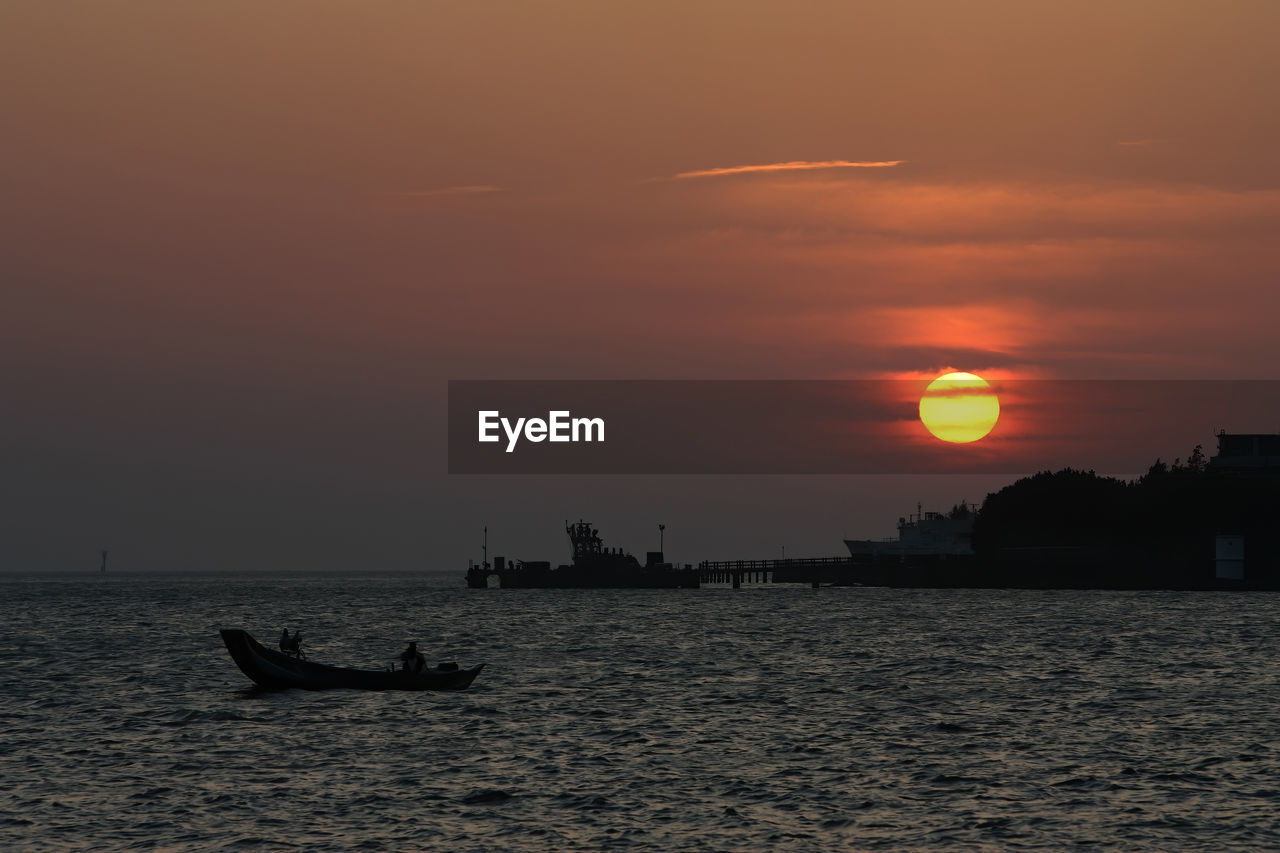 SCENIC VIEW OF SEA AGAINST SKY AT SUNSET