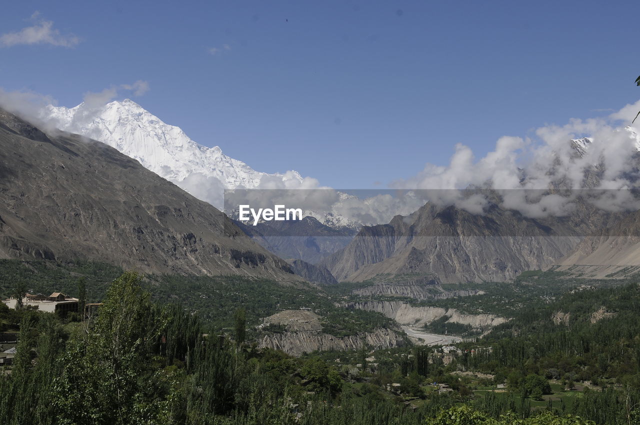 SCENIC VIEW OF MAJESTIC MOUNTAINS AGAINST SKY