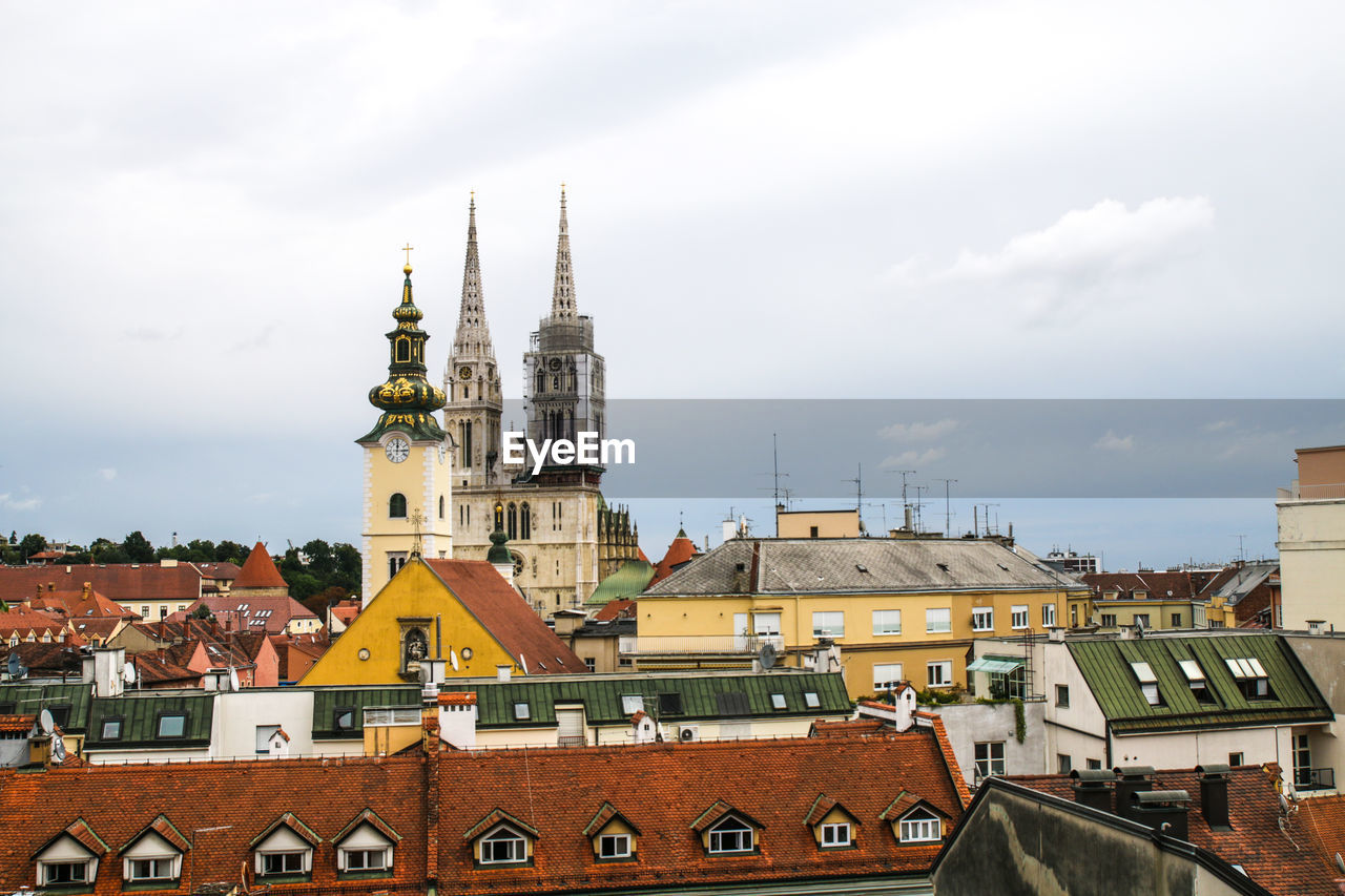 VIEW OF TOWNSCAPE AGAINST SKY