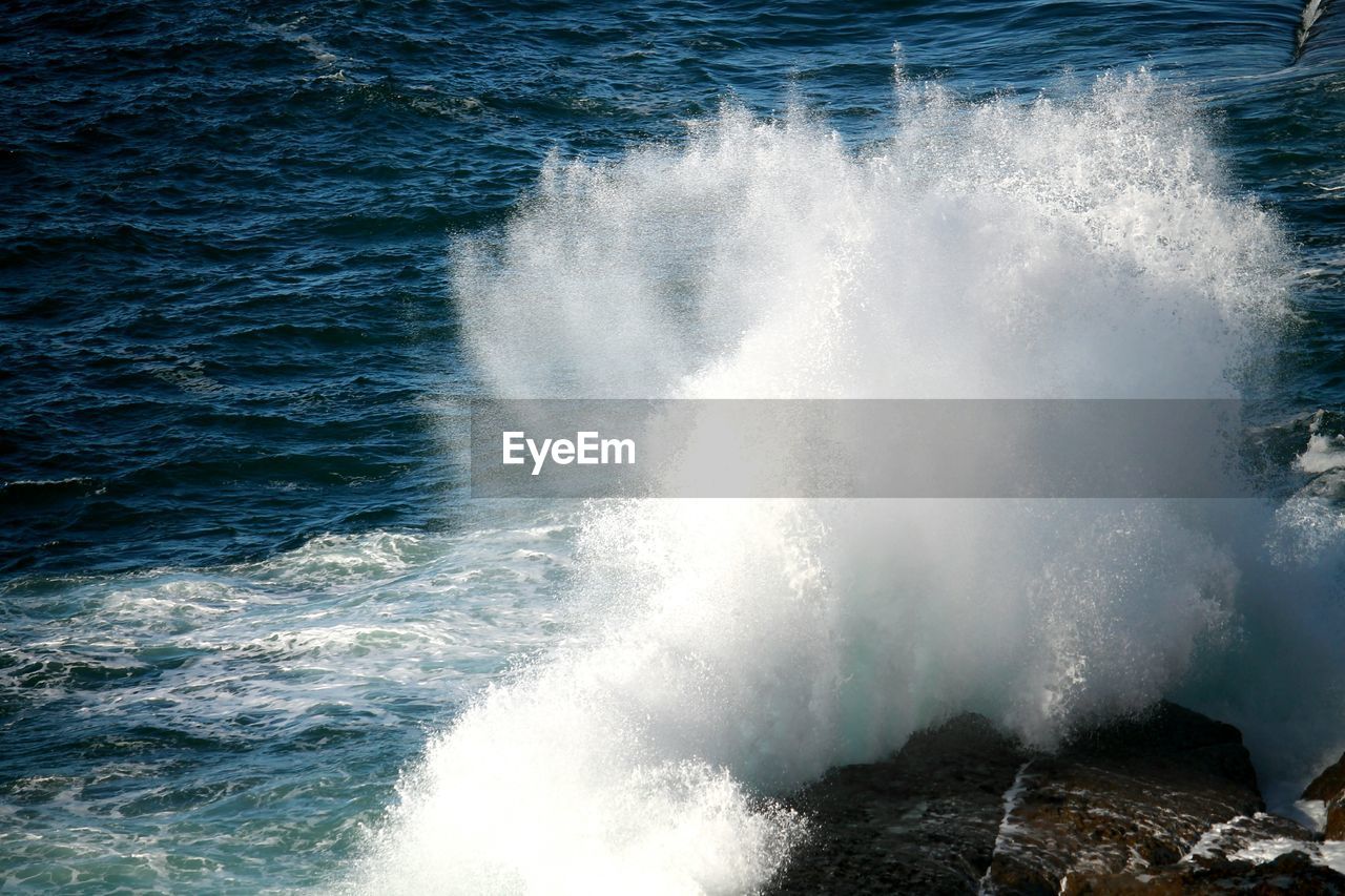 WAVES SPLASHING ON SEA