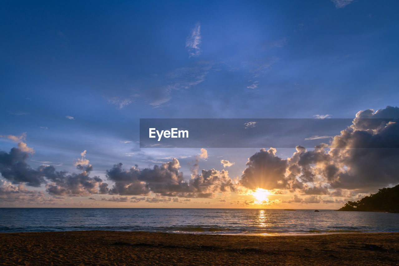 Beautiful sunset on the beach at khaolak, phangnga thailand, nature scenery concept